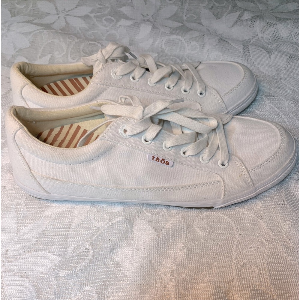 TAO’S MOC STAR SNEAKERS WOMANS SIZE 10😍